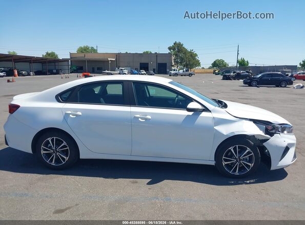 3KPF24AD2RE702032 2024 KIA FORTE White Vista interior trasera