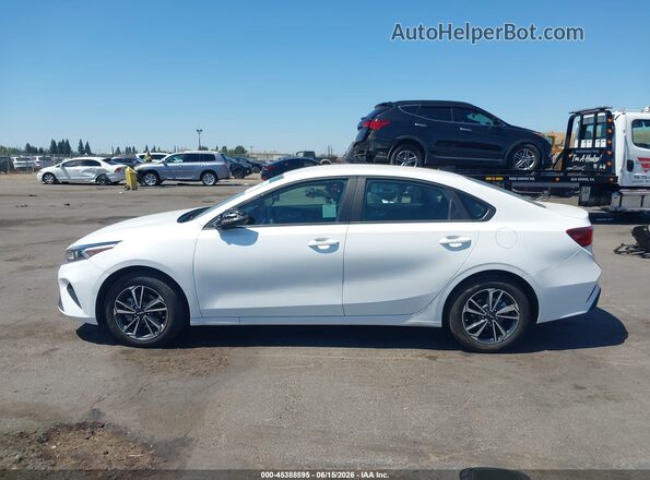 3KPF24AD2RE702032 2024 KIA FORTE White Vista interior de 360 grados