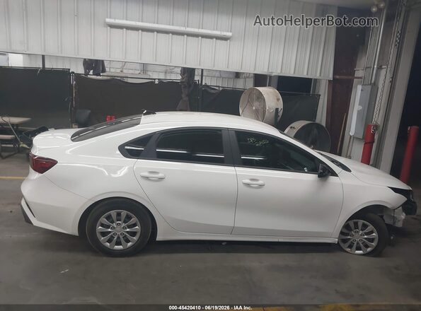 3KPF24AD2RE750551 2024 KIA FORTE Белый Вид задней части салона