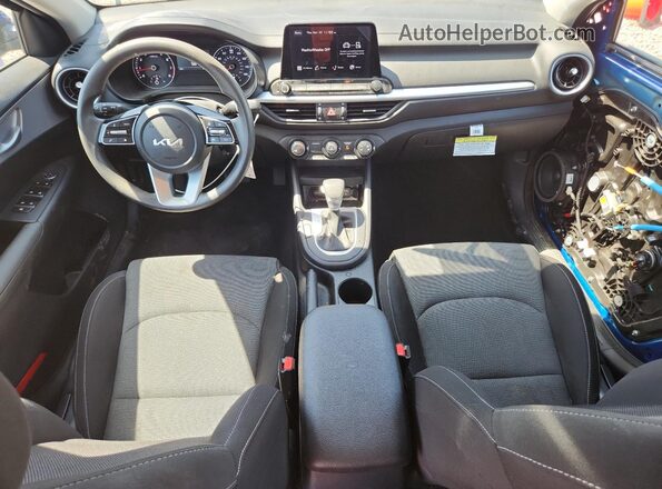 3KPF24AD2RE805970 2024 KIA FORTE Blue Widok deski rozdzielczej