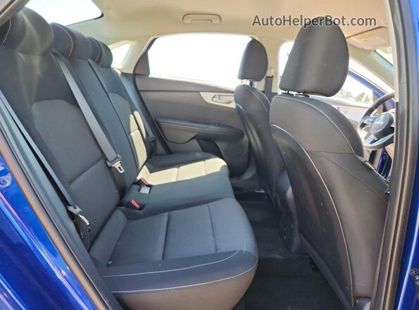 3KPF24AD2RE805970 2024 KIA FORTE Blue Widok tylnych siedzeń