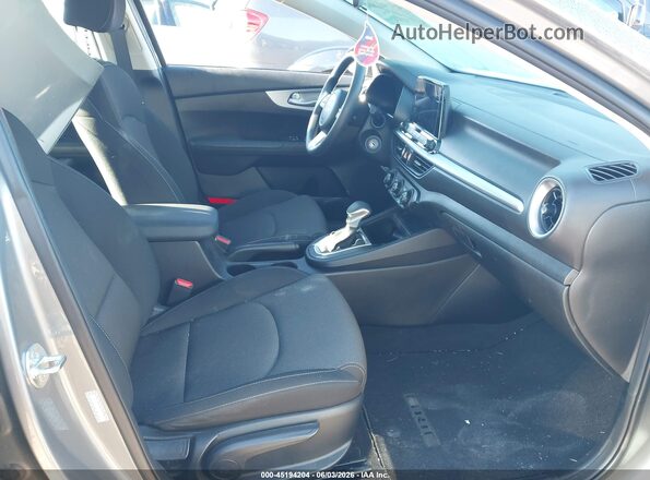 3KPF24AD2RE812286 2024 KIA FORTE Gray Widok wnętrza z przodu