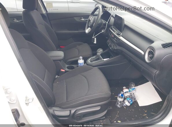 3KPF24AD3ME403447 2021 KIA FORTE White Вид салону спереду