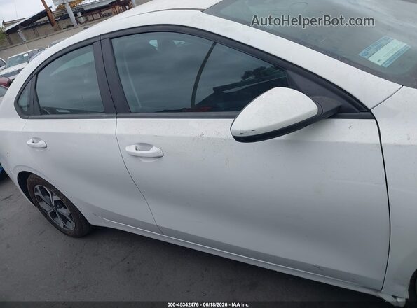 3KPF24AD3ME403447 2021 KIA FORTE White Вид задньої частини салону