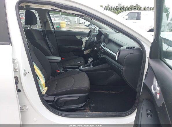 3KPF24AD3RE737758 2024 KIA FORTE White Vista interior delantera