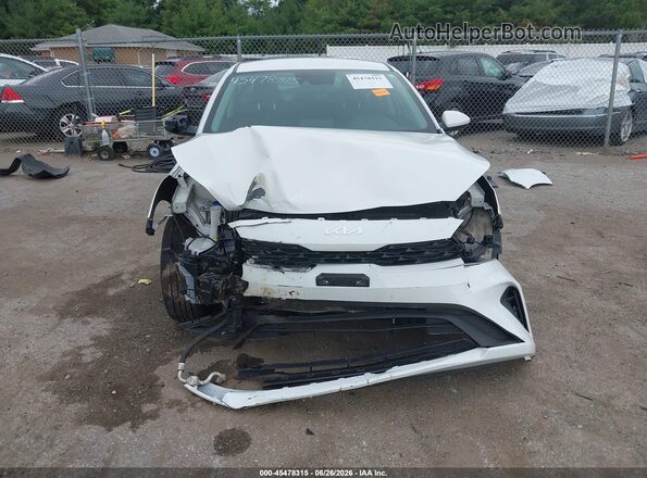 3KPF24AD3RE737758 2024 KIA FORTE White Vista interior trasera