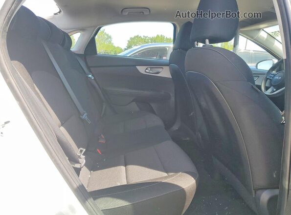 3KPF24AD3RE738361 2024 KIA FORTE White უკანა სავარძლების ხედი