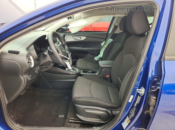 3KPF24AD4PE599886 2023 KIA FORTE Blue Вид салону спереду