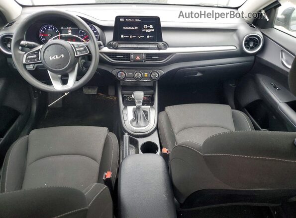 3KPF24AD4RE698095 2024 KIA FORTE Silver Widok deski rozdzielczej
