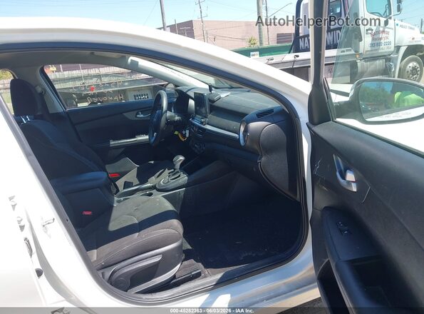 3KPF24AD5KE136745 2019 KIA FORTE White Вид салону спереду