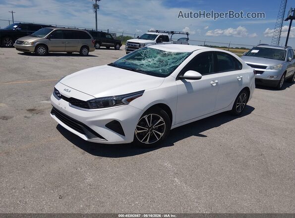 3KPF24AD5PE602472 2023 KIA FORTE White Przód lewy