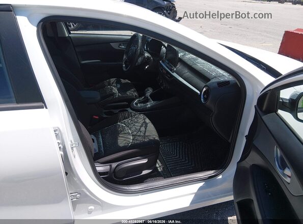 3KPF24AD5PE602472 2023 KIA FORTE White Widok wnętrza z przodu