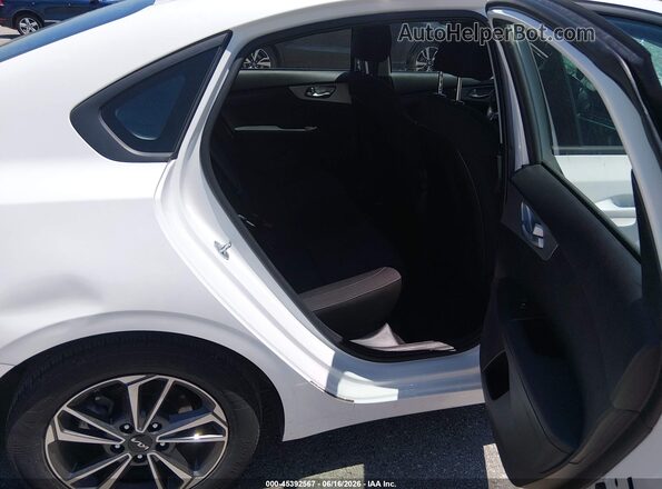 3KPF24AD5PE602472 2023 KIA FORTE White Widok naklejki z numerem VIN