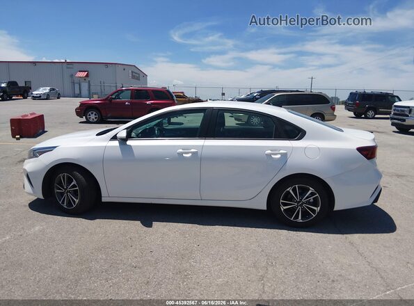 3KPF24AD5PE602472 2023 KIA FORTE White Widok wnętrza 360 stopni