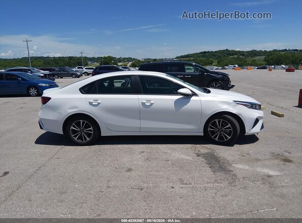 3KPF24AD5PE602472 2023 KIA FORTE White Widok wnętrza z tyłu