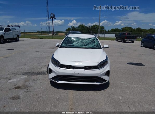 3KPF24AD5PE602472 2023 KIA FORTE White Widok zestawu wskaźników