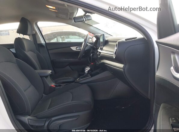 3KPF24AD5RE775833 2024 KIA FORTE White Widok wnętrza z przodu