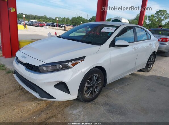 3KPF24AD5RE775833 2024 KIA FORTE White Przód lewy