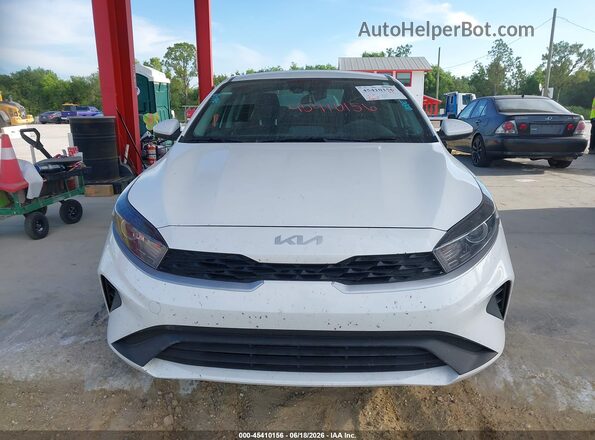 3KPF24AD5RE775833 2024 KIA FORTE White Widok wnętrza z tyłu