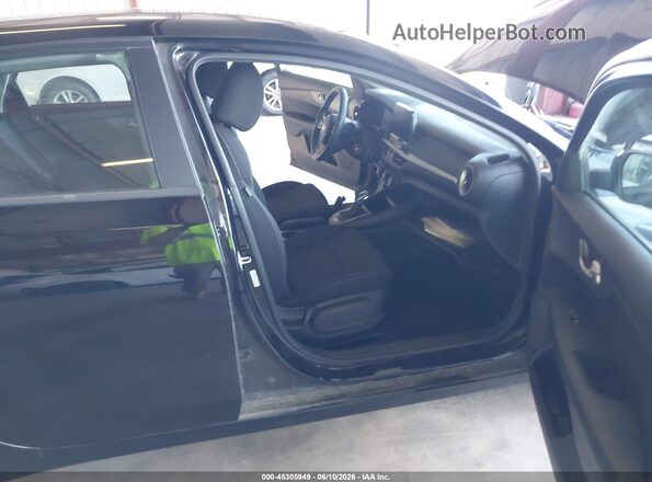3KPF24AD6ME411798 2021 KIA FORTE Черный Вид салона спереди