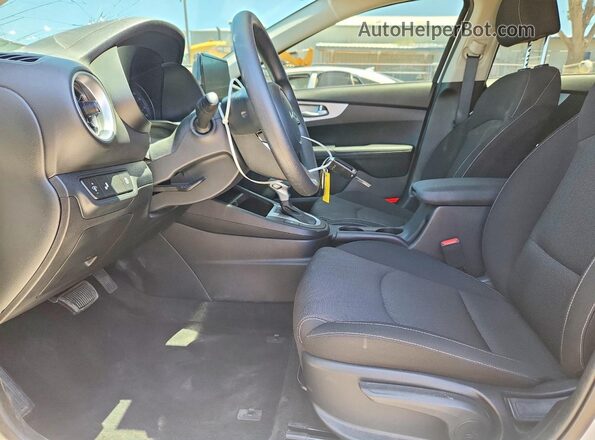3KPF24AD6RE765439 2024 KIA FORTE White Vista interior delantera