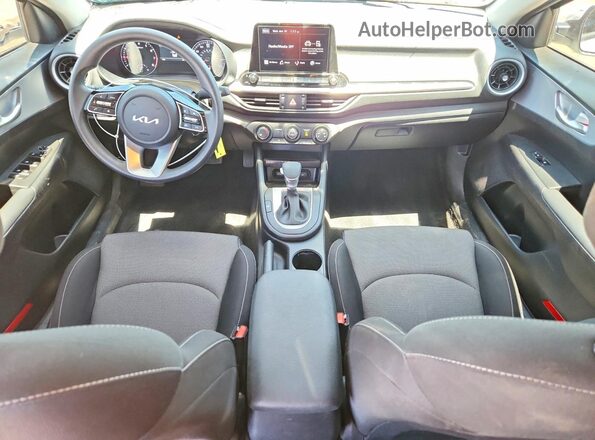 3KPF24AD6RE765439 2024 KIA FORTE White Vista del salpicadero