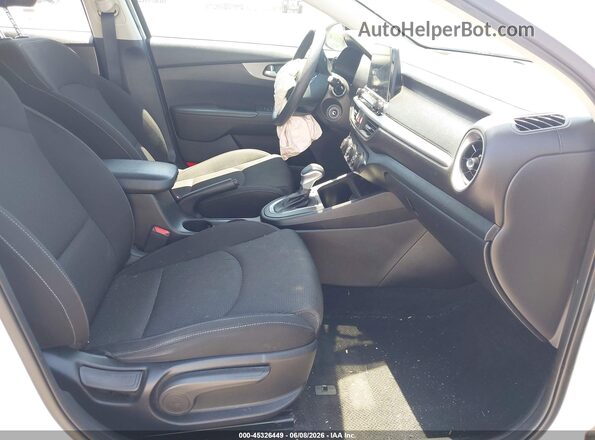 3KPF24AD7ME346783 2021 KIA FORTE White Вид салону спереду