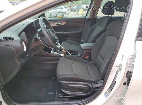 3KPF24AD7NE466438 2022 KIA FORTE White Вид салону спереду
