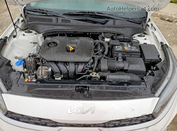 3KPF24AD7NE466438 2022 KIA FORTE White Вид задньої частини салону