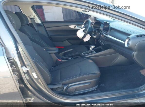 3KPF24AD7PE609231 2023 KIA FORTE Gray Вид салону спереду
