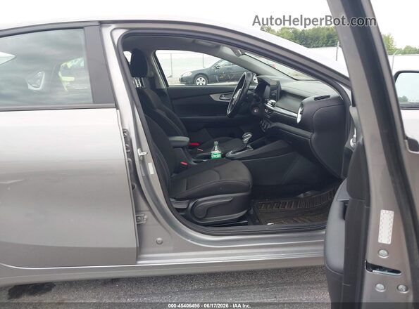 3KPF24AD7PE612582 2023 KIA FORTE Gray Вид салону спереду