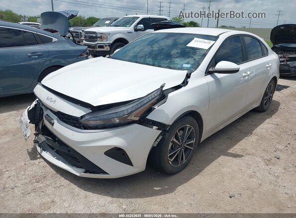 3KPF24AD7RE759472 2024 KIA FORTE White წინა მარცხენა ხედი სამი მეოთხედიდან
