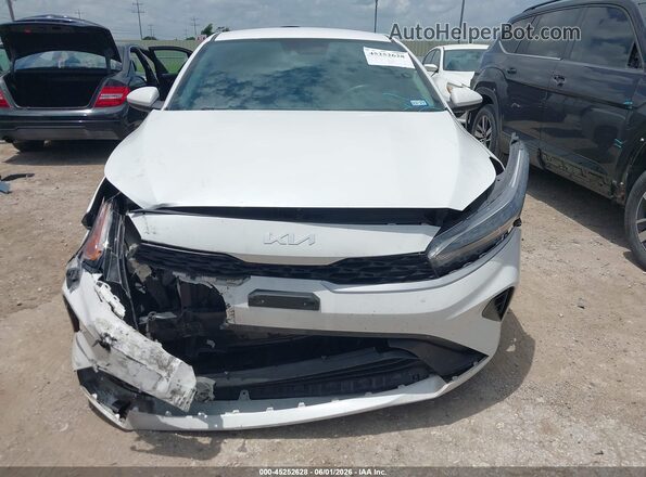 3KPF24AD7RE759472 2024 KIA FORTE White ხელსაწყოთა პანელის ხედი
