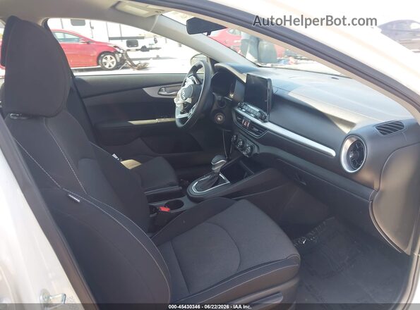 3KPF24AD7RE798773 2024 KIA FORTE White Սալոնի դիմացի տեսք