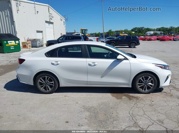 3KPF24AD7RE803034 2024 KIA FORTE Белый Вид задней части салона