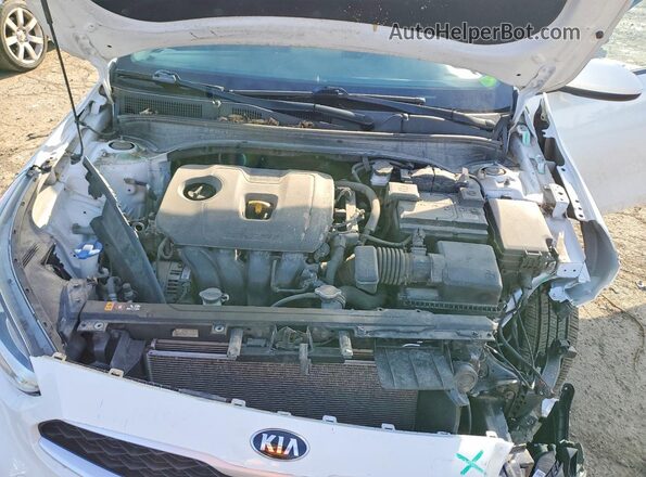 3KPF24AD8LE227865 2020 KIA FORTE White Widok wnętrza z tyłu