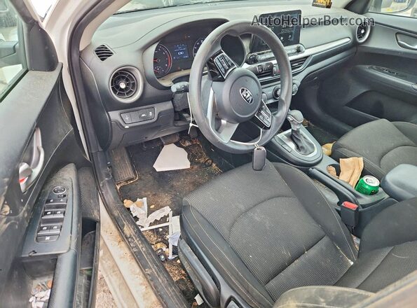 3KPF24AD8ME288828 2021 KIA FORTE White Widok deski rozdzielczej