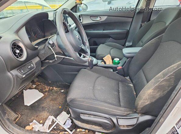 3KPF24AD8ME288828 2021 KIA FORTE White Widok wnętrza z przodu