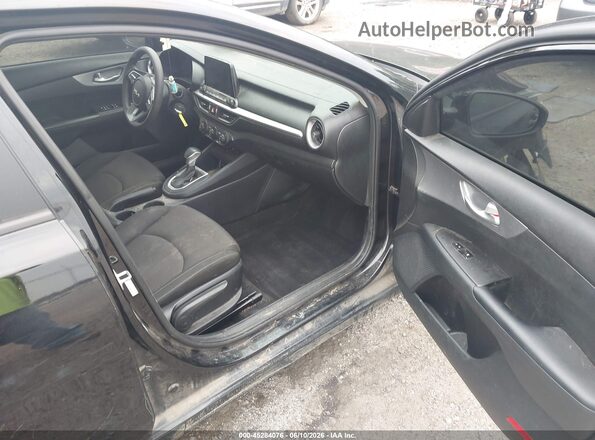 3KPF24AD8NE499402 2022 KIA FORTE Черный Вид салона спереди