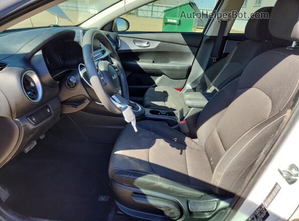 3KPF24AD8PE643792 2023 KIA FORTE White Front interior view