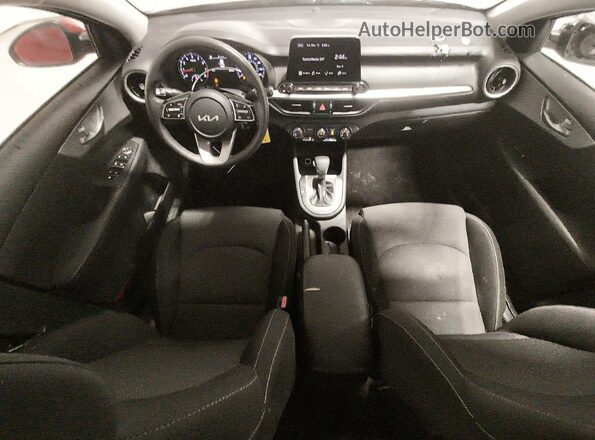 3KPF24AD8RE722513 2024 KIA FORTE Красный Вид панели приборов