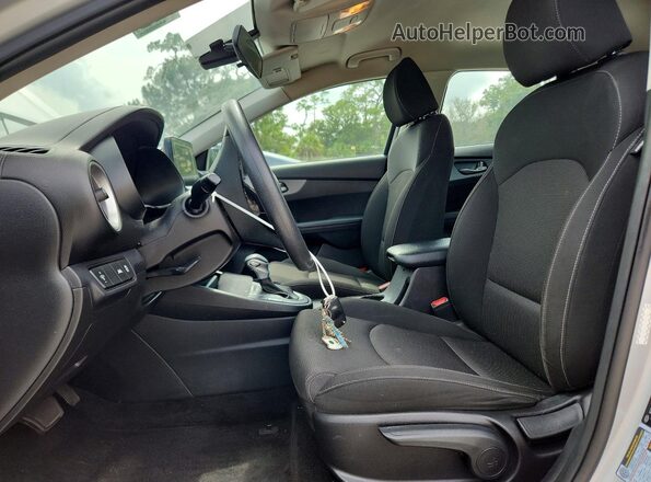 3KPF24AD9ME331976 2021 KIA FORTE Серебряный Вид салона спереди