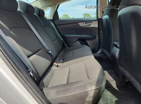 3KPF24AD9ME331976 2021 KIA FORTE Серебряный Вид задних сидений