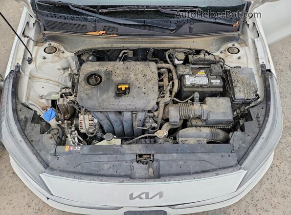 3KPF24AD9NE417628 2022 KIA FORTE White Widok wnętrza z tyłu