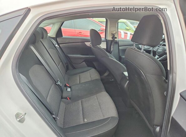 3KPF24AD9NE417628 2022 KIA FORTE White Widok tylnych siedzeń