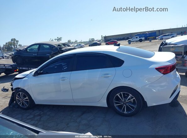 3KPF24AD9PE538873 2023 KIA FORTE White Widok wnętrza 360 stopni