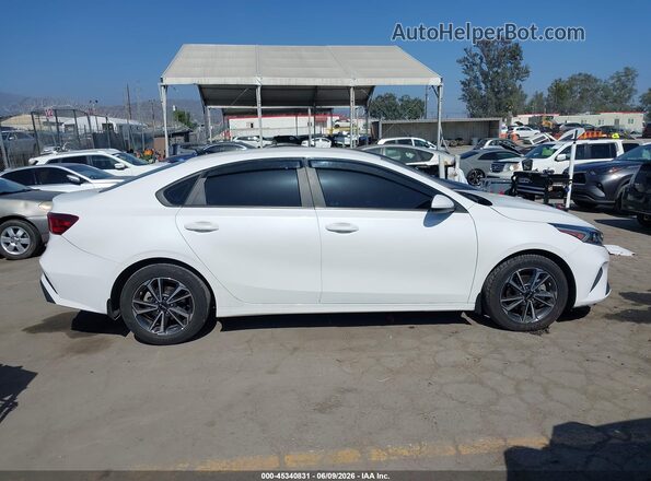 3KPF24AD9PE538873 2023 KIA FORTE White Widok wnętrza z tyłu