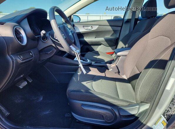 3KPF24AD9RE704683 2024 KIA FORTE Silver Вид салону спереду