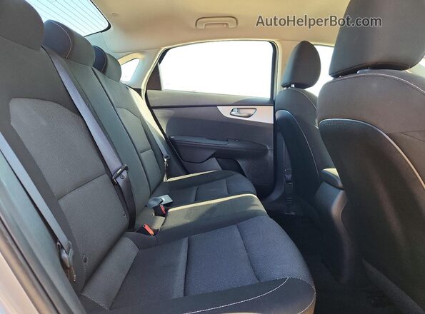 3KPF24AD9RE704683 2024 KIA FORTE Silver Вид задніх сидінь
