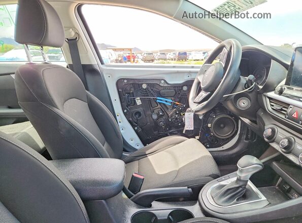 3KPF24ADXNE487039 2022 KIA FORTE White Front interior view
